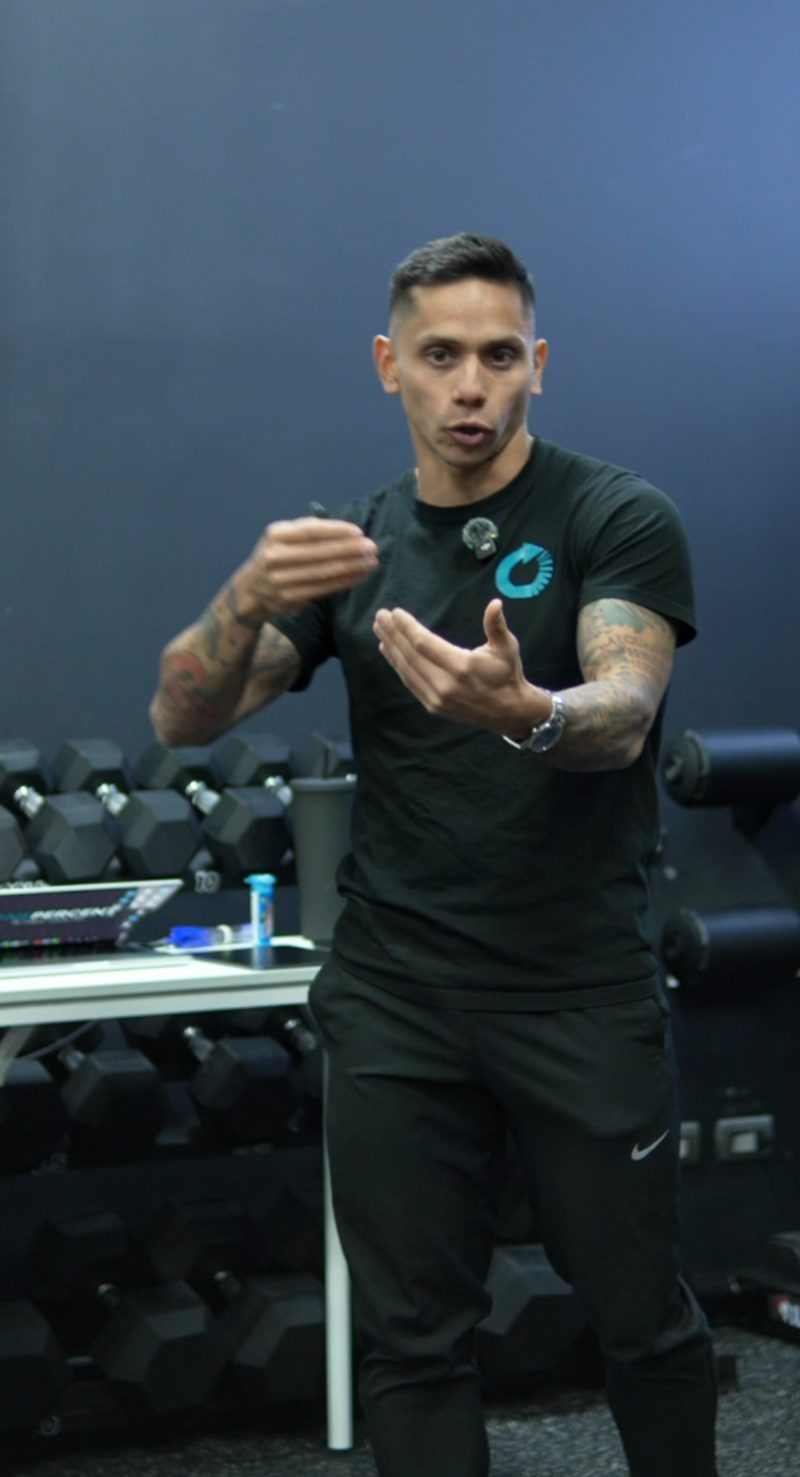 Diego Carquín explicando con las manos durante una capacitación.